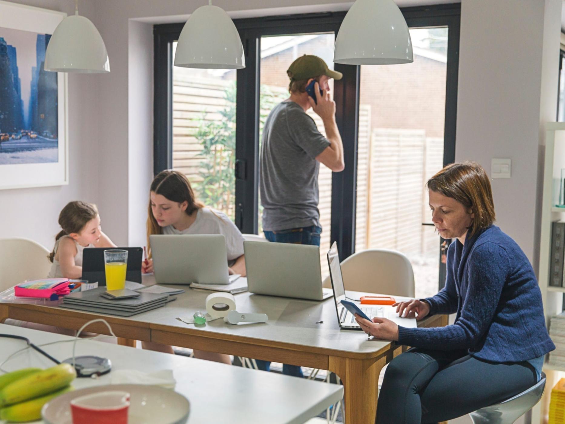 Participanți colaborând la un exercițiu de planificare bugetară